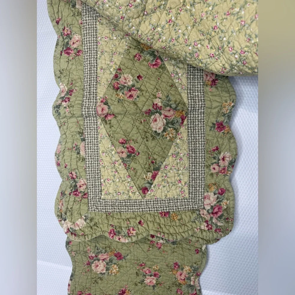Floral Cottagecore Reversable Quilted Table Runner and Placemats - Picture 7 of 13